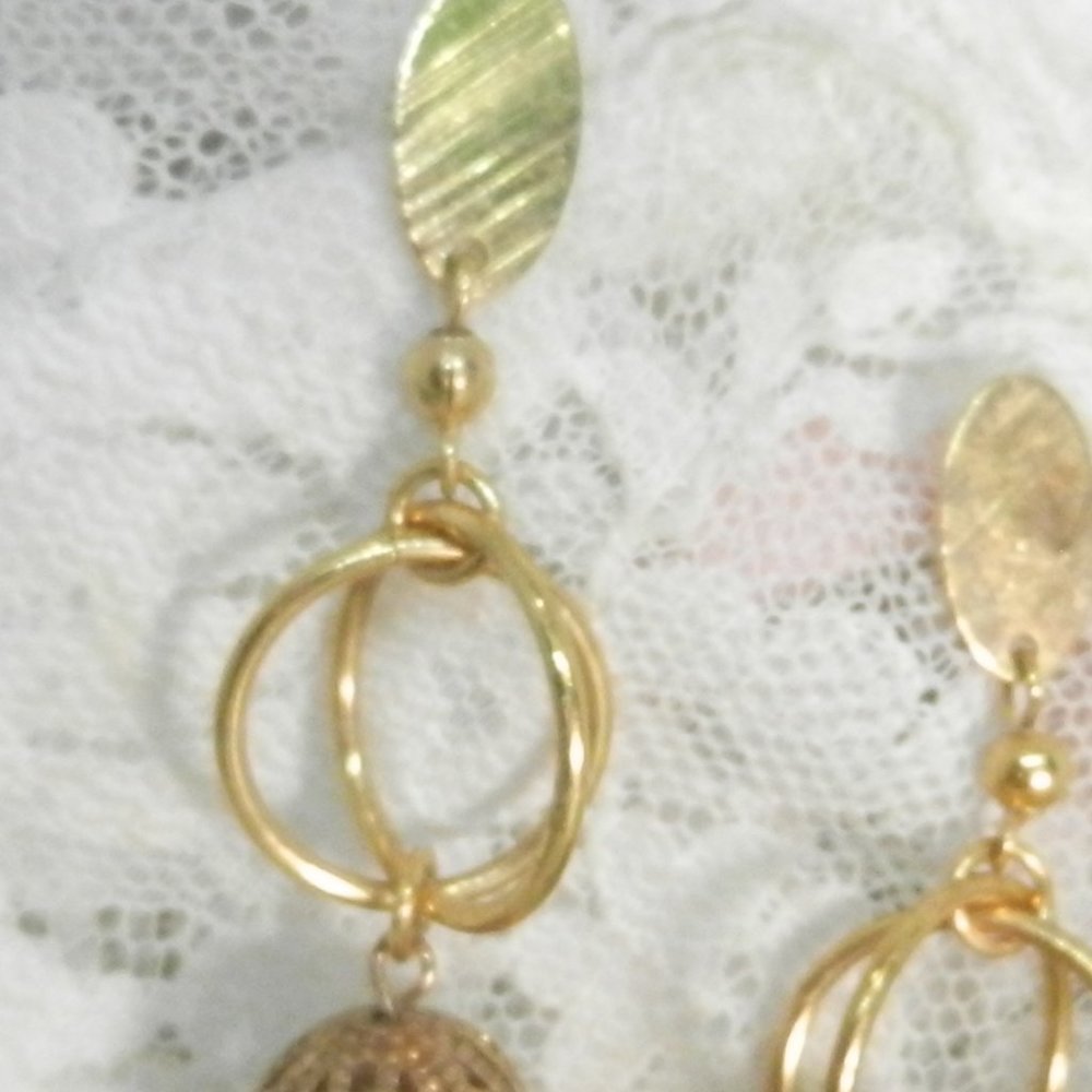 Filigreed gold chandelier pierced earrings gold tone drop and dangle Victorian - Picture 12 of 13